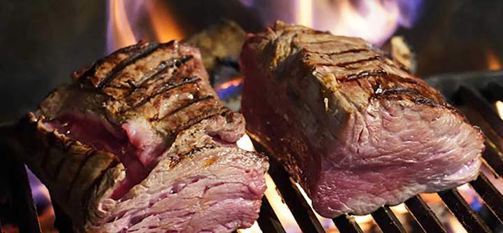 Viande de bœuf grillée au feu de bois Gien