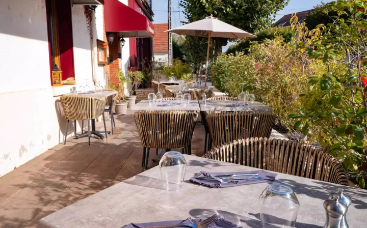Profitez des beaux jours sur notre agréable terrasse ombragée.